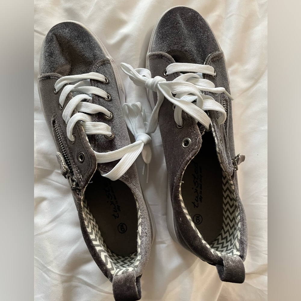 Twisted Sneakers, Alley style